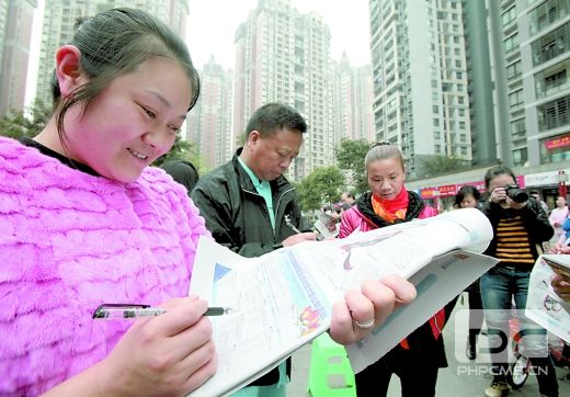 重庆晨报食品安全进社区大型公益活动现场。重庆晨报记者 王海 摄