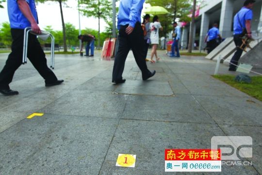 深圳中心书城广场划定固定位置,街头艺人每月25日抽签派位。南都记者 刘有志 摄
